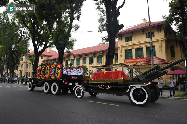 Hành trình linh xa đưa Chủ tịch nước Trần Đại Quang qua các ngõ phố Hà Nội để về quê nhà - Ảnh 5.