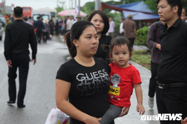 Hàng ngàn người dân Ninh Bình chờ đợi linh cữu Chủ tịch nước Trần Đại Quang - Ảnh 4.