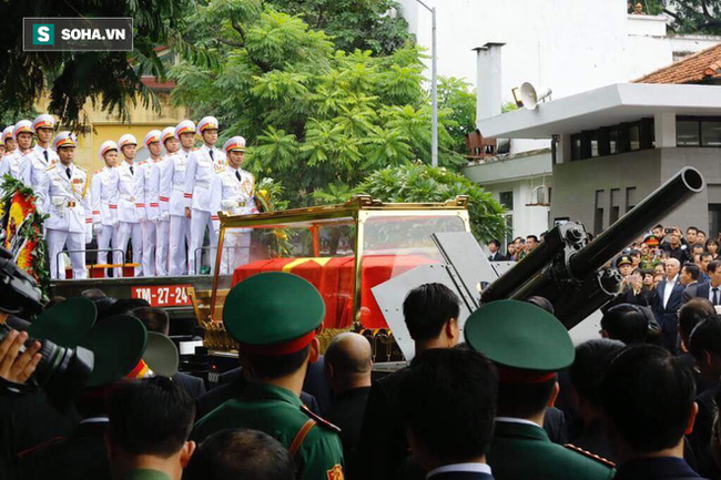 Xe tang đưa linh cữu Chủ tịch nước Trần Đại Quang về quê hương Ninh Bình - Ảnh 52.