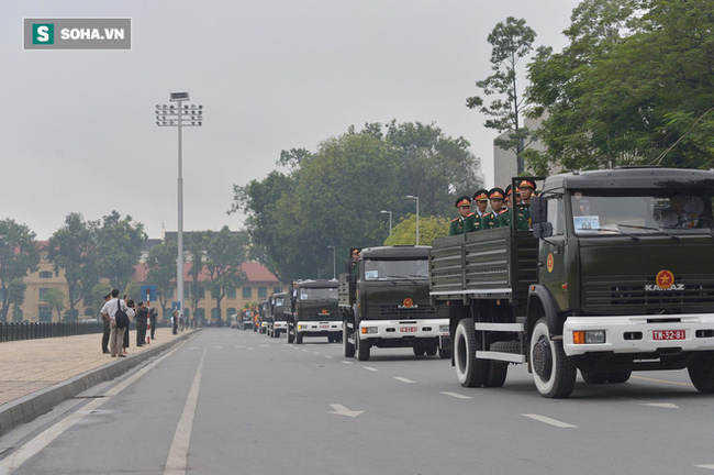 Xe tang đưa linh cữu Chủ tịch nước Trần Đại Quang về quê hương Ninh Bình - Ảnh 28.