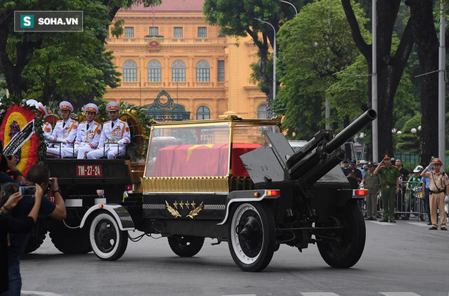 Hành trình linh xa đưa Chủ tịch nước Trần Đại Quang qua các ngõ phố Hà Nội để về quê nhà - Ảnh 6.