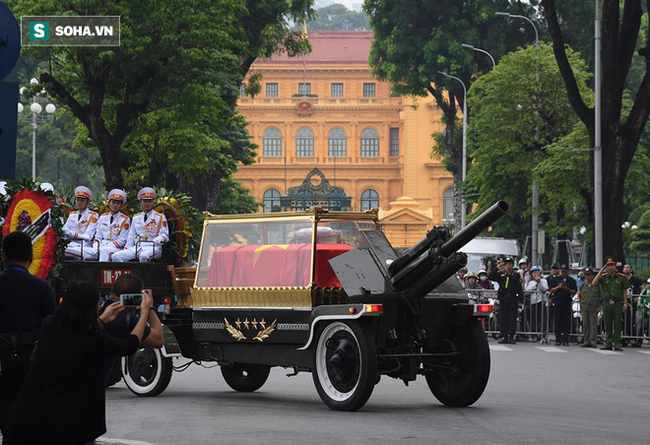 Hành trình linh xa đưa Chủ tịch nước Trần Đại Quang qua các ngõ phố Hà Nội để về quê nhà - Ảnh 7.