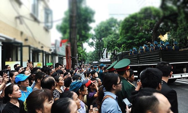 Hình ảnh xúc động người dân tiễn đưa Chủ tịch nước Trần Đại Quang - Ảnh 6.