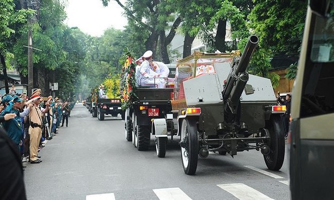 Hình ảnh xúc động người dân tiễn đưa Chủ tịch nước Trần Đại Quang - Ảnh 7.