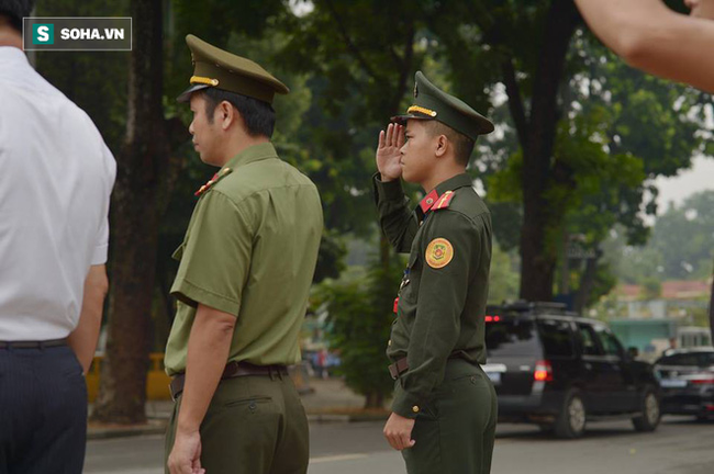 Hành trình linh xa đưa Chủ tịch nước Trần Đại Quang qua các ngõ phố Hà Nội để về quê nhà - Ảnh 9.