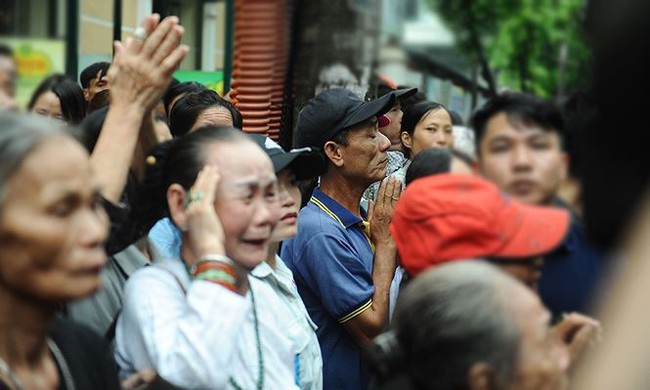 Hình ảnh xúc động người dân tiễn đưa Chủ tịch nước Trần Đại Quang - Ảnh 8.