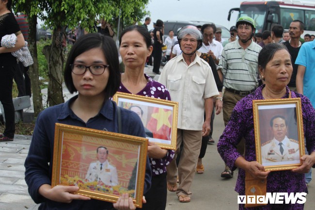 Hàng ngàn người dân Ninh Bình chờ đợi linh cữu Chủ tịch nước Trần Đại Quang - Ảnh 8.