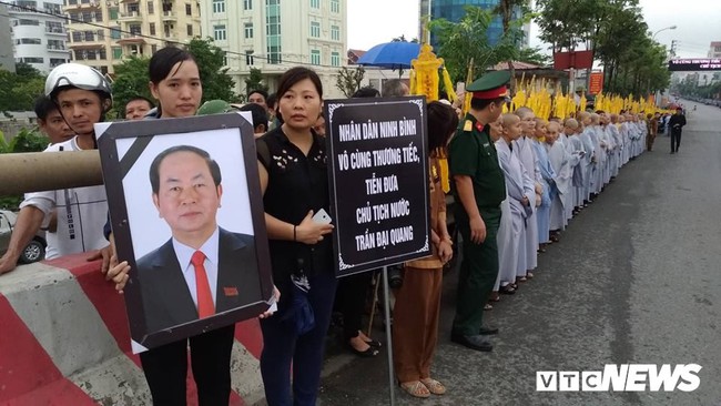 Hàng ngàn người dân Ninh Bình chờ đợi linh cữu Chủ tịch nước Trần Đại Quang - Ảnh 9.