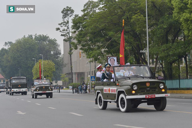 Hành trình linh xa đưa Chủ tịch nước Trần Đại Quang qua các ngõ phố Hà Nội để về quê nhà - Ảnh 11.