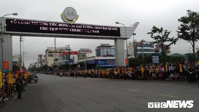 Hàng ngàn người dân Ninh Bình chờ đợi linh cữu Chủ tịch nước Trần Đại Quang - Ảnh 10.