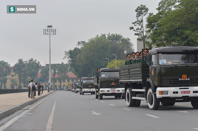 Hành trình linh xa đưa Chủ tịch nước Trần Đại Quang qua các ngõ phố Hà Nội để về quê nhà - Ảnh 12.