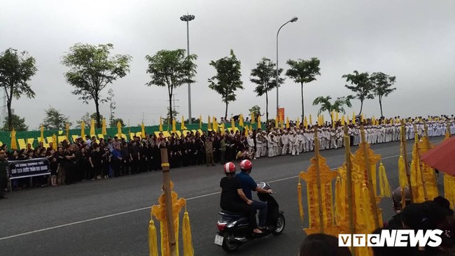 Hàng ngàn người dân Ninh Bình chờ đợi linh cữu Chủ tịch nước Trần Đại Quang - Ảnh 11.