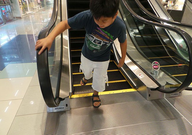 Bố mẹ bận thử ghế mát xa, con trai 3 tuổi leo thang cuốn ngã tử vong ngay tại trung tâm mua sắm đông đúc - Ảnh 9.