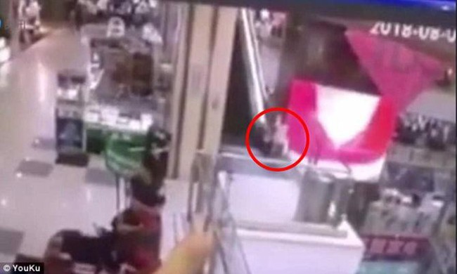Bố mẹ bận thử ghế mát xa, con trai 3 tuổi leo thang cuốn ngã tử vong ngay tại trung tâm mua sắm đông đúc - Ảnh 2.