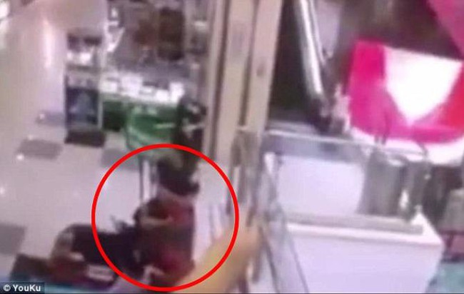 Bố mẹ bận thử ghế mát xa, con trai 3 tuổi leo thang cuốn ngã tử vong ngay tại trung tâm mua sắm đông đúc - Ảnh 3.