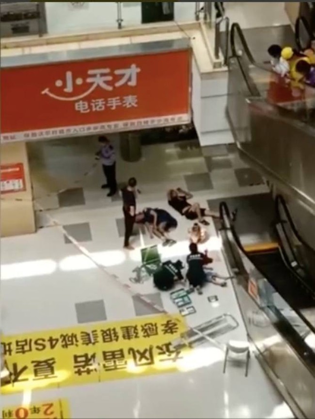 Bố mẹ bận thử ghế mát xa, con trai 3 tuổi leo thang cuốn ngã tử vong ngay tại trung tâm mua sắm đông đúc - Ảnh 6.