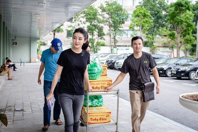Sao Việt mặc đơn giản đi từ thiện: trông tối giản nhưng thật ra thì cũng đồ hiệu cả cây - Ảnh 6.