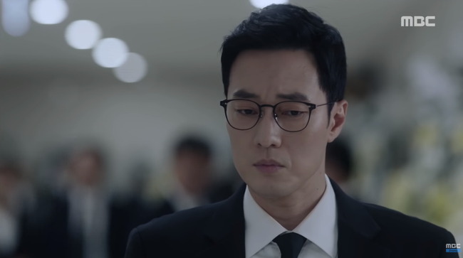 So Ji Sub xơ xác vì bị 2 nhóc tì hàng xóm hành hạ lên bờ xuống ruộng - Ảnh 2.