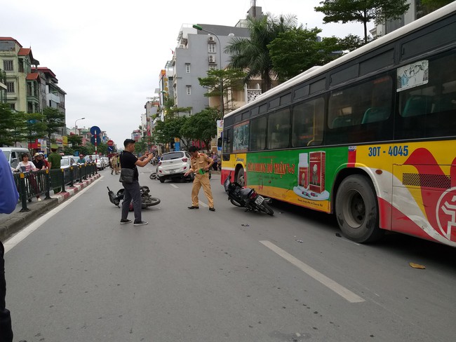 Hà Nội: Xế hộp đâm hàng loạt xe máy ít nhất 2 phụ nữ nhập viện - Ảnh 2.