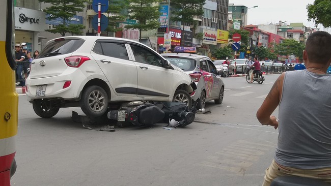 Lời kể của tài xế taxi bị xế hộp đâm trong vụ tai nạn liên hoàn khiến nhiều người nhập viện ở Hà Nội - Ảnh 4.