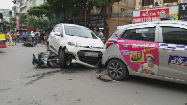 Lời kể của tài xế taxi bị xế hộp đâm trong vụ tai nạn liên hoàn khiến nhiều người nhập viện ở Hà Nội - Ảnh 5.