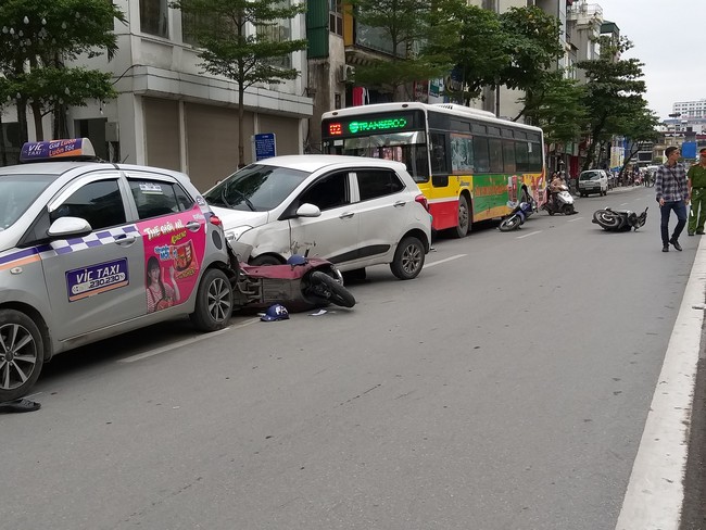 Lời kể của tài xế taxi bị xế hộp đâm trong vụ tai nạn liên hoàn khiến nhiều người nhập viện ở Hà Nội - Ảnh 3.