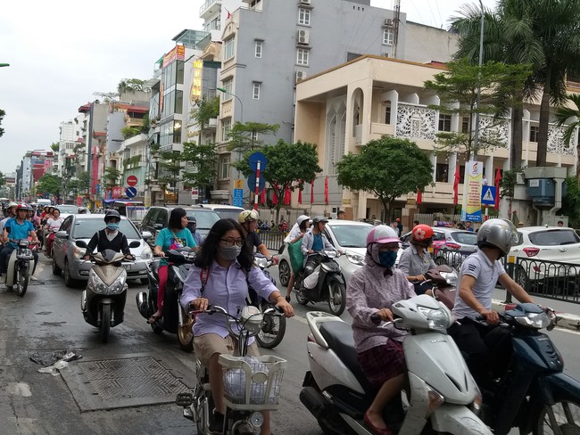 Hà Nội: Xế hộp đâm hàng loạt xe máy ít nhất 2 phụ nữ nhập viện - Ảnh 9.