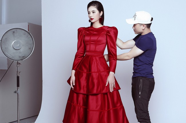 Cùng diện váy đỏ, Ngọc Hân đầy uy quyền, Hoàng Anh lại gợi cảm và thon thả sau khi sinh con - Ảnh 4. Cùng diện váy đỏ, Ngọc Hân đầy uy quyền, Hoàng Anh lại gợi cảm và thon thả sau khi sinh con - Ảnh 4.