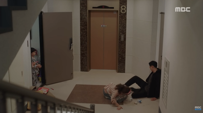Mới tập đầu phim mới, So Ji Sub đã bị nữ chính làm cho đổ máu - Ảnh 4.