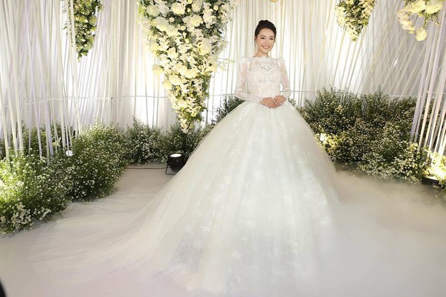 Để ý mới thấy, váy cưới của Nhã Phương trông cũng hao hao váy cưới của Hoa hậu Đặng Thu Thảo - Ảnh 2.
