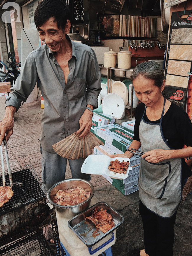 Cơm tấm bà Ròm 30 năm tuổi ở Sài Gòn: sườn nướng ngon đến nỗi từng bị một thương hiệu cơm tấm nổi tiếng xin mua lại công thức - Ảnh 8.