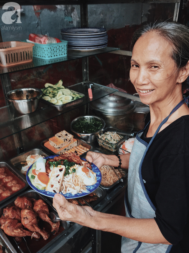 Cơm tấm bà Ròm 30 năm tuổi ở Sài Gòn: sườn nướng ngon đến nỗi từng bị một thương hiệu cơm tấm nổi tiếng xin mua lại công thức - Ảnh 5.