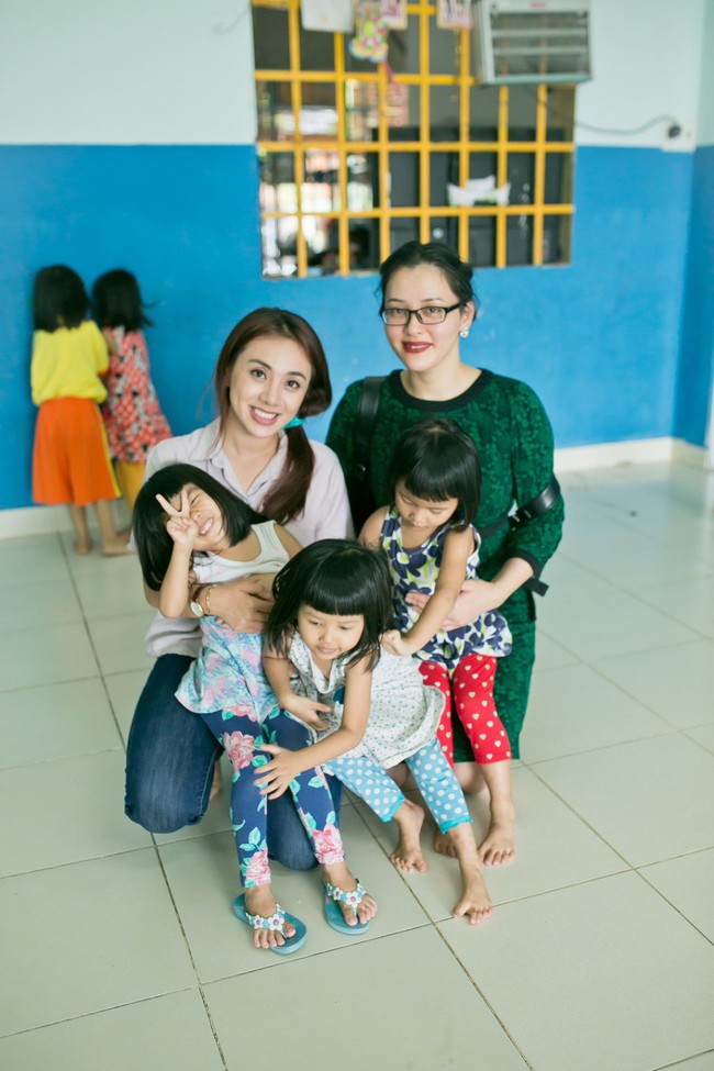 Miko Lan Trinh giản dị với chuyến đi từ thiện cùng Hoa hậu nhân ái Mrs Brunei - Ảnh 12.