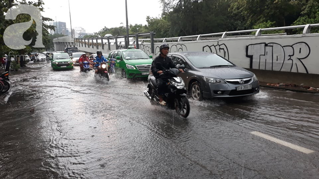 Người dân đội mưa lội nước, chen chúc nhau trở lại Sài Gòn sau kỳ nghỉ lễ 2/9 - Ảnh 13. Người dân đội mưa lội nước, chen chúc nhau trở lại Sài Gòn sau kỳ nghỉ lễ 2/9 - Ảnh 13.