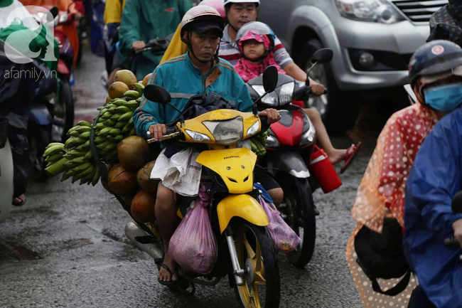 Người dân đội mưa lội nước, chen chúc nhau trở lại Sài Gòn sau kỳ nghỉ lễ 2/9 - Ảnh 8. Người dân đội mưa lội nước, chen chúc nhau trở lại Sài Gòn sau kỳ nghỉ lễ 2/9 - Ảnh 8.