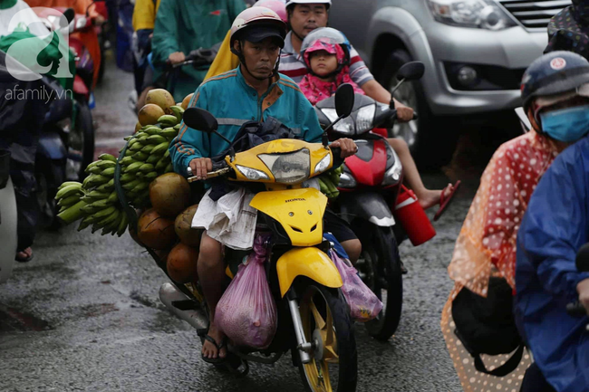 Người dân đội mưa lội nước, chen chúc nhau trở lại Sài Gòn sau kỳ nghỉ lễ 2/9 - Ảnh 8.