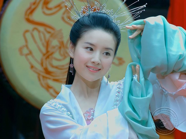 Phú sát Hoàng hậu Đổng Khiết: 6 năm đong đầy nước mắt vì bị cả Trung Quốc xua đuổi vẫn may mắn có Triệu Vy, Trần Khôn bên cạnh  - Ảnh 1.