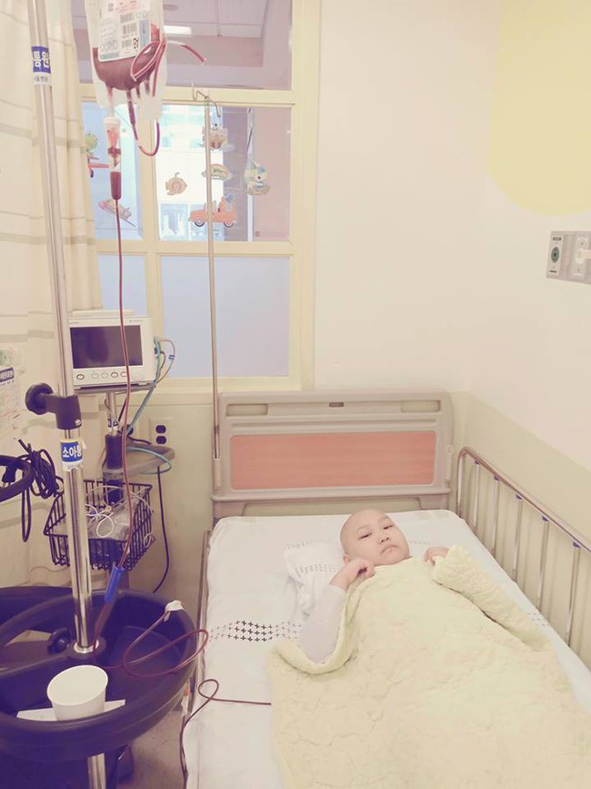 Chỉ sau một lần đau chân dữ dội, bé gái Hà Nội chưa từng biết đến bệnh viện đã được phát hiện mắc bệnh máu trắng - Ảnh 3.