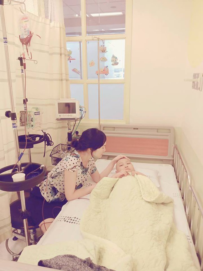 Chỉ sau một lần đau chân dữ dội, bé gái Hà Nội chưa từng biết đến bệnh viện đã được phát hiện mắc bệnh máu trắng - Ảnh 4.