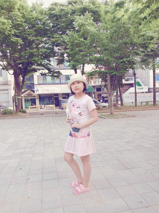 Chỉ sau một lần đau chân dữ dội, bé gái Hà Nội chưa từng biết đến bệnh viện đã được phát hiện mắc bệnh máu trắng - Ảnh 1.