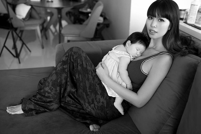 Không thuê vú em mà dậy từ 5 giờ sáng để chăm con, siêu mẫu Hà Anh vẫn không trầm cảm sau sinh là vì điều này - Ảnh 1. Không thuê vú em mà dậy từ 5 giờ sáng để chăm con, siêu mẫu Hà Anh vẫn không trầm cảm sau sinh là vì điều này - Ảnh 1.