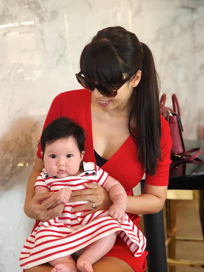 Không thuê vú em mà dậy từ 5 giờ sáng để chăm con, siêu mẫu Hà Anh vẫn không trầm cảm sau sinh là vì điều này - Ảnh 2. Không thuê vú em mà dậy từ 5 giờ sáng để chăm con, siêu mẫu Hà Anh vẫn không trầm cảm sau sinh là vì điều này - Ảnh 2.