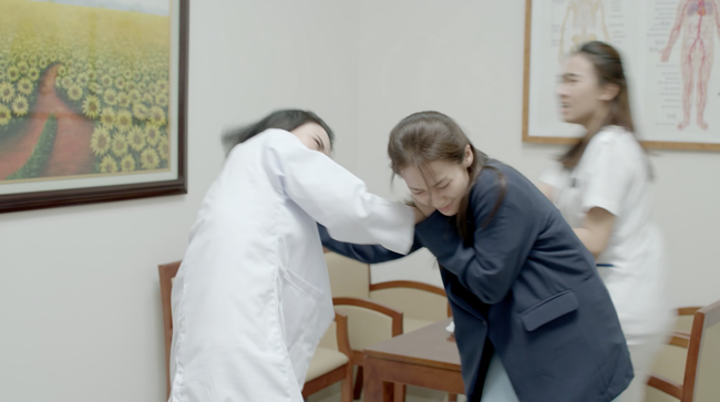 Bác sĩ Hoài Phương - Khả Ngân khóc ngất vì đụng phải nữ phụ não tàn trong Hậu duệ mặt trời - Ảnh 10.