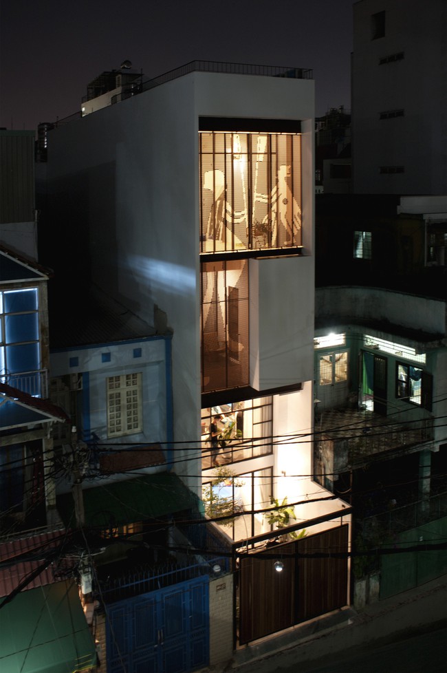 Ngôi nhà ống rực rỡ như đèn kéo quân ở trung tâm Sài Gòn khiến báo Tây khen nức nở - Ảnh 1.