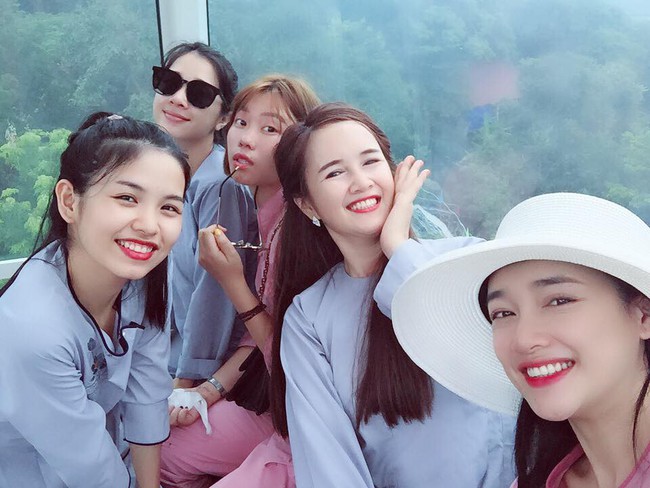 Nhã Phương lần đầu xuất hiện hạnh phúc bên Trường Giang sau lễ đính hôn - Ảnh 2.