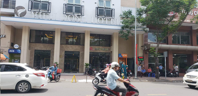 TP.HCM: Điều tra cái chết của người đàn ông ngoại quốc rơi từ lầu 6 khách sạn xuống đất - Ảnh 1. TP.HCM: Điều tra cái chết của người đàn ông ngoại quốc rơi từ lầu 6 khách sạn xuống đất - Ảnh 1.