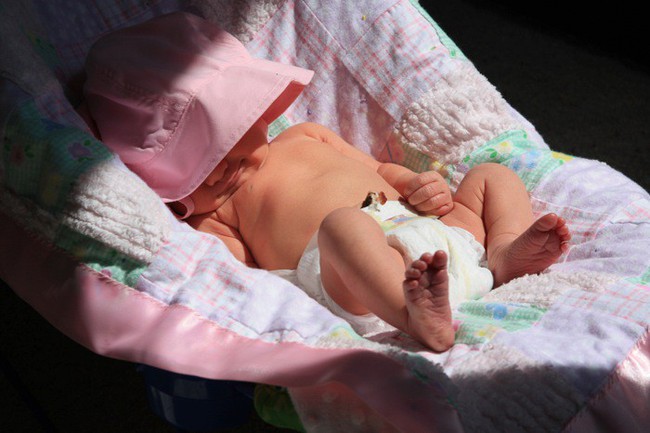 Tắm nắng cho trẻ sơ sinh có tốt như các mẹ vẫn tưởng? Đây là lý giải của BS Trí Đoàn - Ảnh 1.