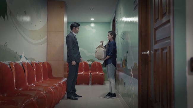Gạo nếp gạo tẻ: Hương xao động trước giám đốc Tường, định tiến tới nhưng rồi lại chùn bước vì nghĩ cho con - Ảnh 1. Gạo nếp gạo tẻ: Hương xao động trước giám đốc Tường, định tiến tới nhưng rồi lại chùn bước vì nghĩ cho con - Ảnh 1.