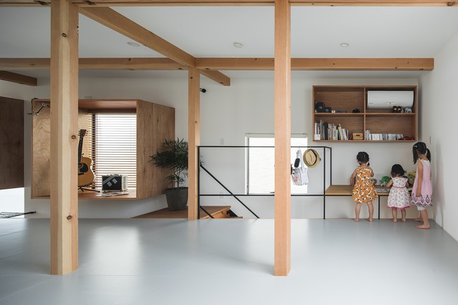 Gia đình có 3 con nhỏ vẫn sống thoải mái trong ngôi nhà phố chật hẹp ở Nhật nhờ thiết kế thông minh - Ảnh 10.