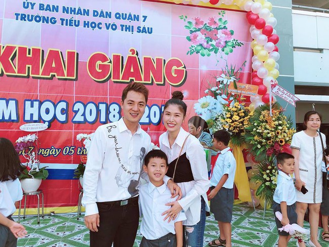 Xem loạt nhóc tỳ nhà sao Việt xúng xính đồng phục dự lễ khai giảng đầu năm học mới - Ảnh 1.